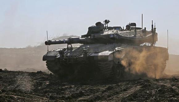 Un tanque de Israel se desplaza por los Altos del Golán el 23 de diciembre de 2019. (Foto: JALAA MAREY / AFP).