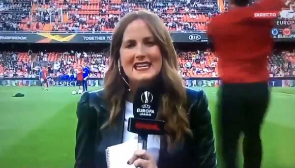 En la previa del Valencia vs. Arsenal, esta reportera recibió un balonazo en la cabeza. (Video: Gol)