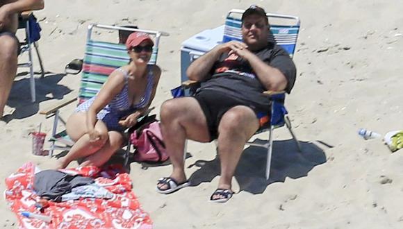 El gobernador de Nueva Jersey Chris Christie toma el sol en una playa que él mismo había cerrado al público por falta de presupuesto. (AP).