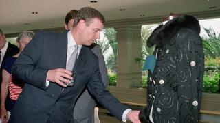 Príncipe Andrés antes de las graves acusaciones: cuando conoció Machu Picchu y recibió una chompa de alpaca para la reina Isabel II
