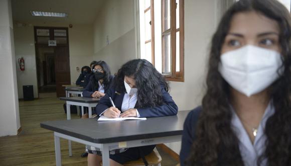 Estudiantes asisten a la escuela secundaria pública Manuela Canizares en Quito, Ecuador, el 1 de septiembre de 2021, en medio de la pandemia de coronavirus. (RODRIGO BUENDIA / AFP).