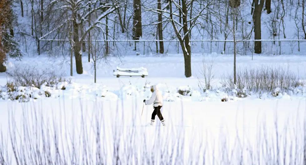 Una esquiadora cruza el lago de las islas el jueves 22 de diciembre de 2022 en Minneapolis, Estados Unidos. (Foto AP/Abbie Parr).