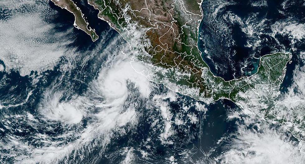 La imagen satelital tomada por la Oficina Nacional de Administración Oceánica y Atmosférica de Estados Unidos (NOAA) muestra al huracán Orlene cerca de México, el sábado 1 de octubre de 2022. (NOAA vía AP).