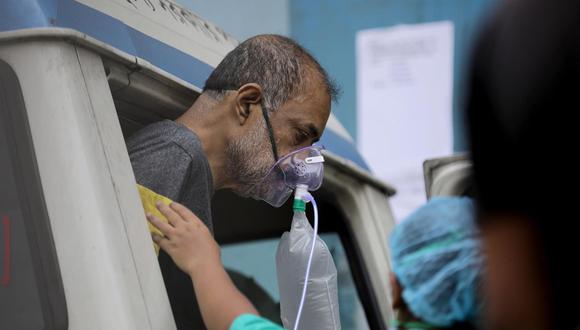 Los trabajadores de salud de la India atienden a un paciente sospechoso de tener coronavirus covid-19 en Kolkata, India oriental. (EFE / EPA / PIYAL).