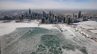 Impresionantes fotos aéreas muestran a Chicago petrificado por ola de frío ártico