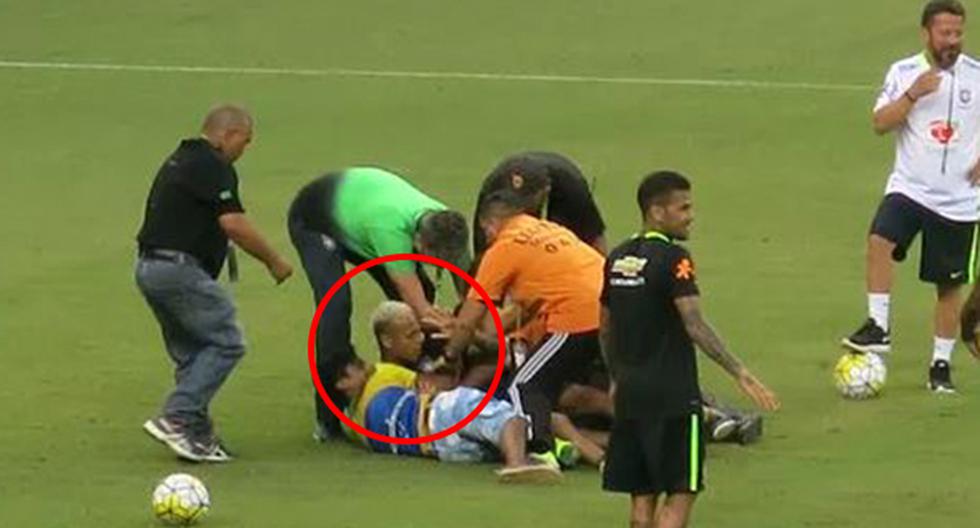 Neymar fue abordado por los hinchas de Brasil en los entrenamientos. (Foto: captura)