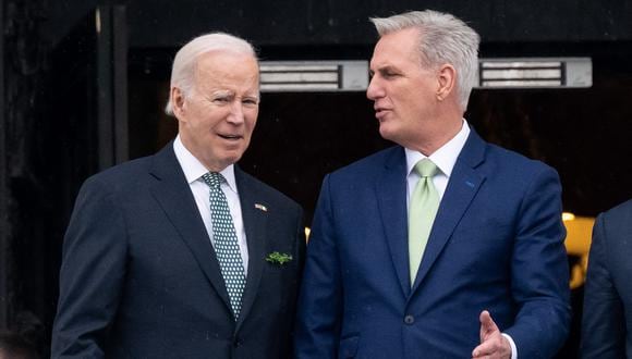El presidente de los Estados Unidos, Joe Biden, y el presidente de la Cámara de Representantes, Kevin McCarthy, en el Capitolio de los EE.UU. en Washington, DC, el 17 de marzo de 2023. (Foto de SAUL LOEB / AFP)