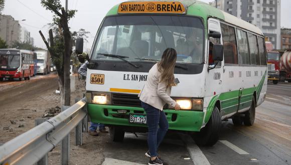 La reportera de TV Perú, Sofía Gallegos, fue atropellada por esta coaster, de placa B3T- 717. (Foto:Britanie Arroyo / @photo.gec)