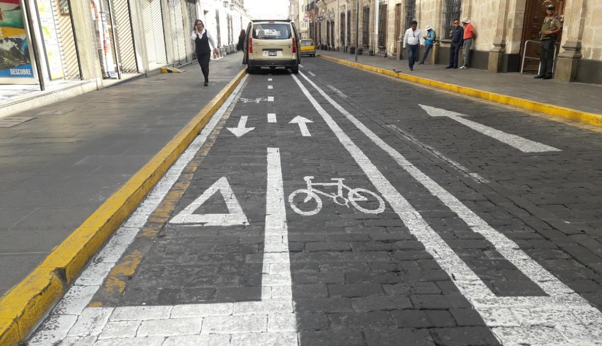 En los últimos días se realizó el pintado de ciclovías en el centro histórico y la instalación de estacionamientos para bicicletas. Estas medidas han generado algunas críticas. (Foto: Zenaida Condori / El Comercio)