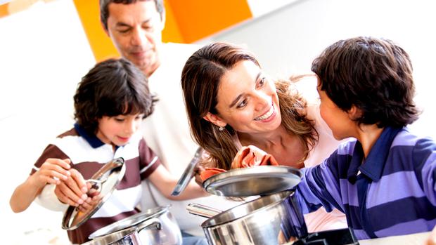 Involving children when assembling lunch boxes will make them enjoy it more.