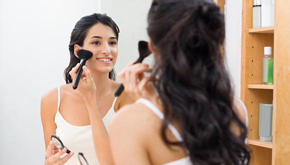Sigue estos consejos de maquillaje y realza tu belleza. (Foto: Shutterstock)