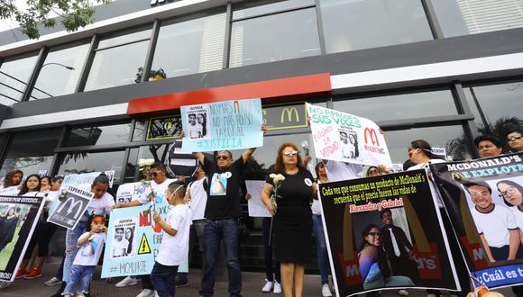 Familiares y amigos de Carlos Gabriel Edgardo Campos Zapata y Alexandra Antonella Porras Inga realizaron un  plantón en el McDonald's de Miraflores. (Foto: Jessica Vicente)