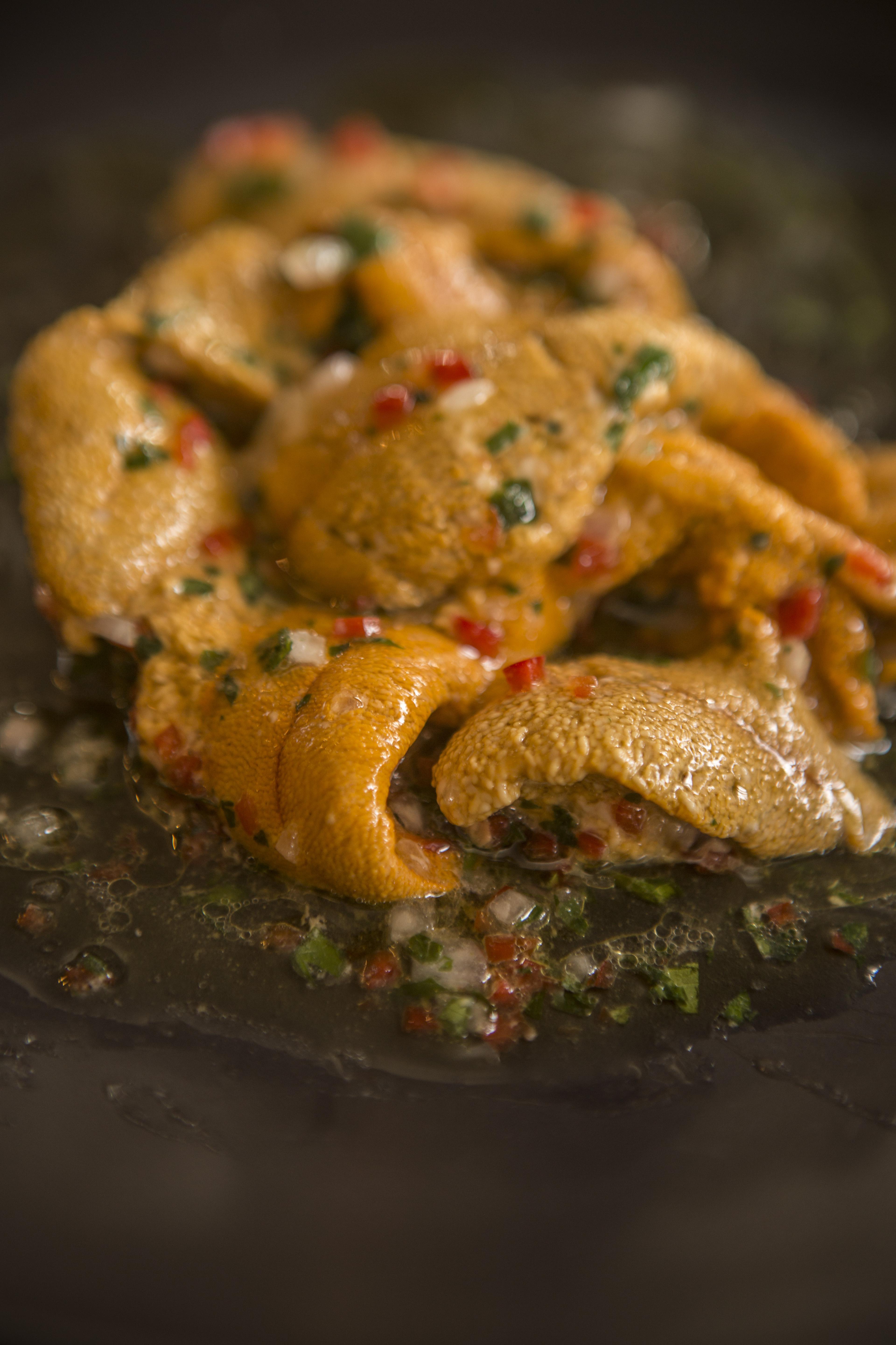 Erizos al natural, con perejil, ají limo, cebolla, limón y aceite de oliva