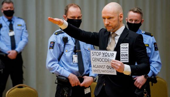 Anders Behring Breivik levanta el brazo para hacer un saludo nazi cuando llega a un tribunal de Noruega el 18 de enero de 2022. (OLE BERG-RUSTEN / NTB / AFP).