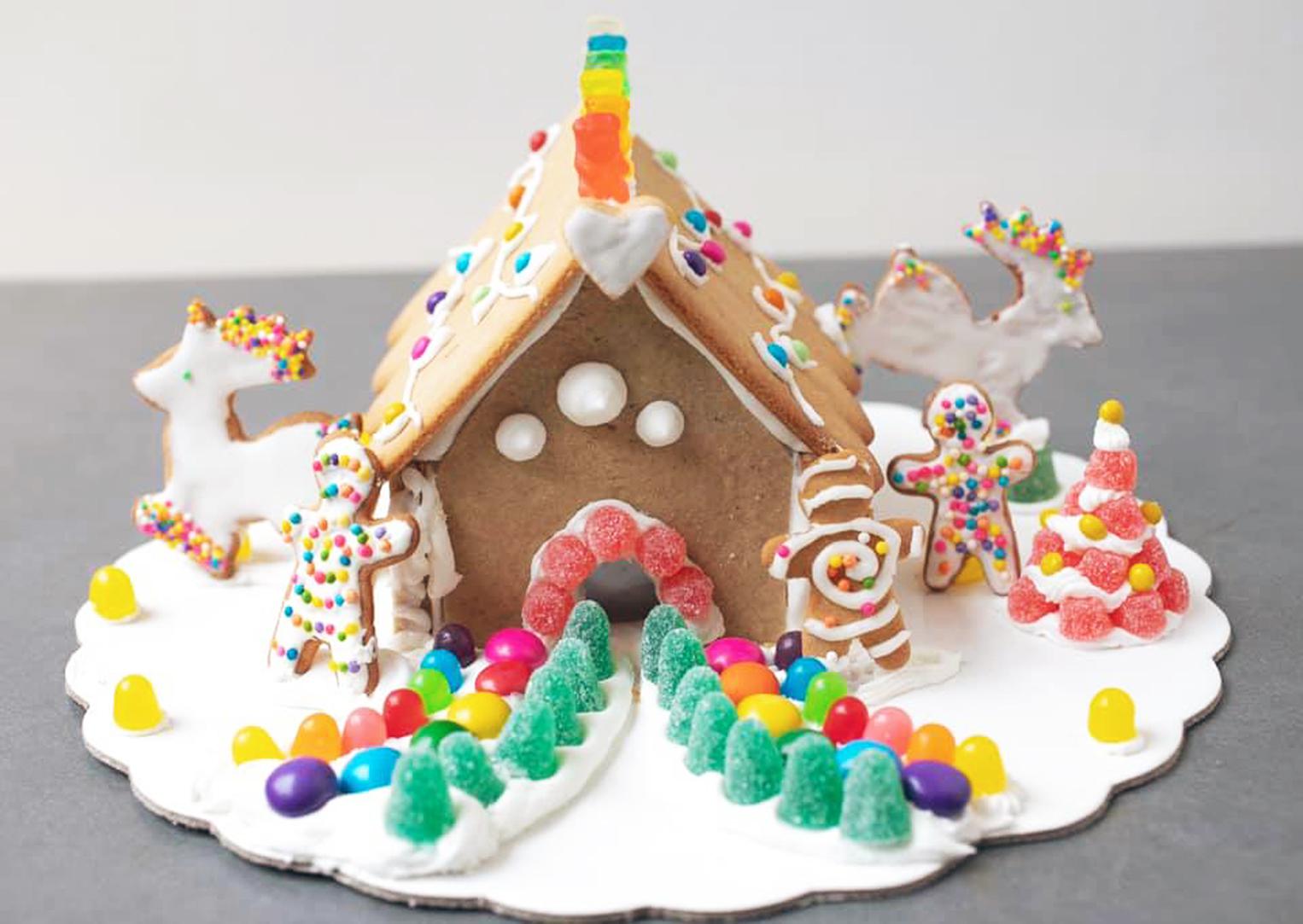 Una de las actividades que destaca en la feria es un divertido taller de casitas de jengibre para los engreídos de casa.