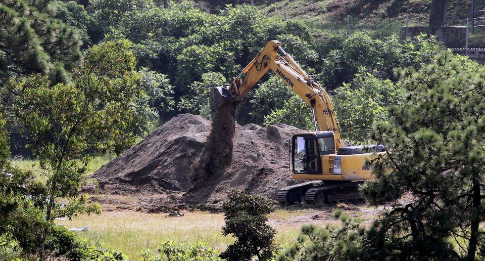 Para la extracción de los cuerpos, las autoridades han utilizado maquinaria pesada en una excavación a más de 10 metros de profundidad. (Archivo / AFP)