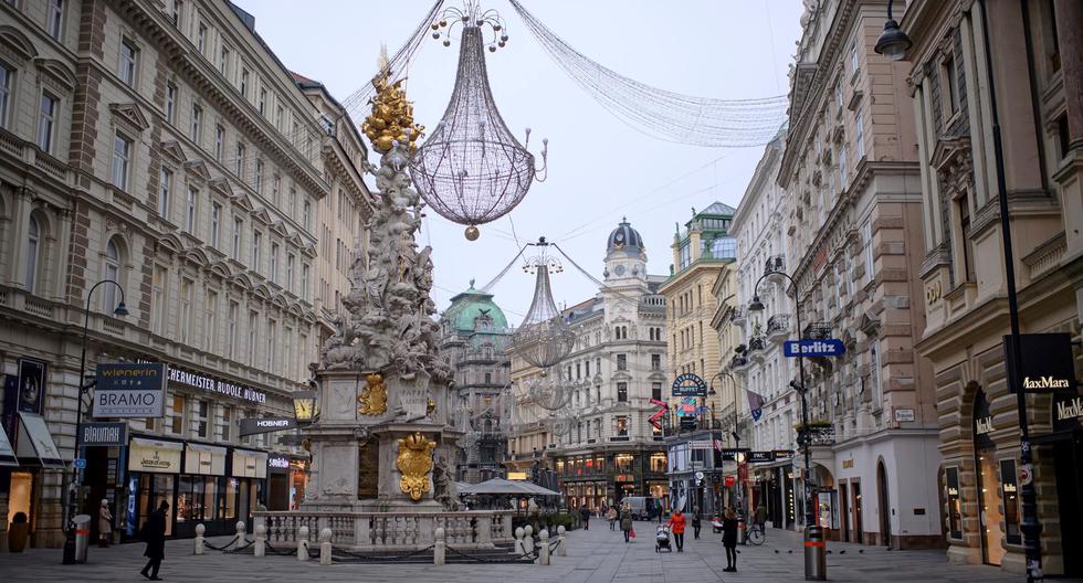 Transeuntes en una calle comercial de Viena, Austria, durante el reciente confinamiento decretado para frenar la pandemia de coronavirus. (EFE/EPA/CHRISTIAN BRUNA).