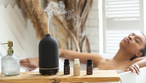 La aromaterapia es un tratamiento alternativo que se basa en el uso de aceites esenciales, los cuales permiten estimular sensorialmente el sistema nervioso central y generar una conexión con los órganos internos, mejorando la salud y el bienestar en general.