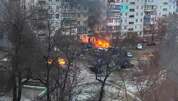 Se ve un incendio en Mariupol en una zona residencial después de los bombardeos en medio de la invasión rusa de Ucrania. (Foto: Twitter @AyBurlachenko vía REUTERS).
