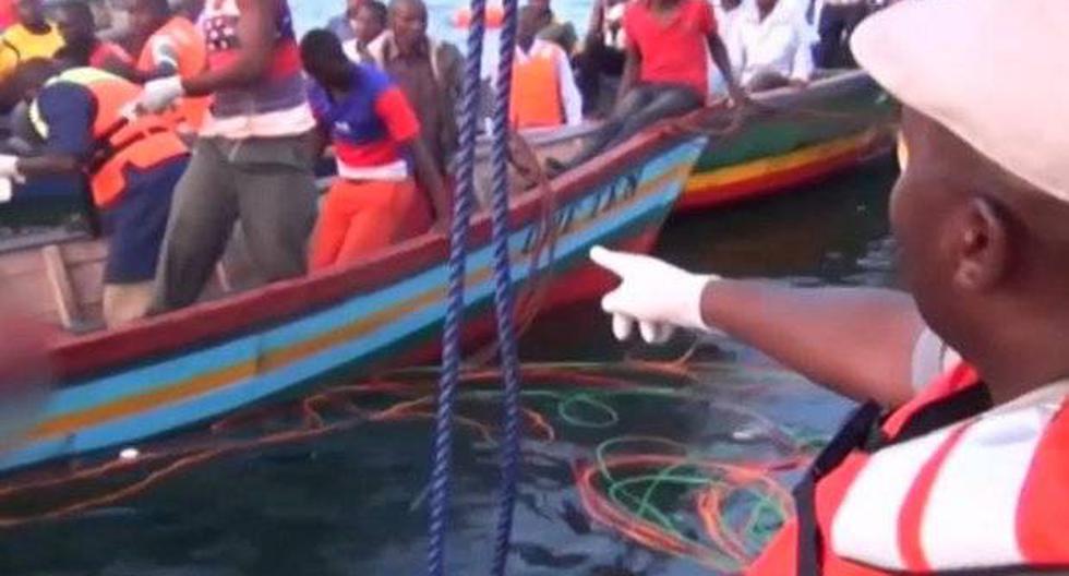 La nave, MV. Nyerere, naufragó ayer en las aguas del lago Victoria, a solo 50 metros del puerto donde iba a atracar. (Foto: Twitter/@tuasesorglobal)