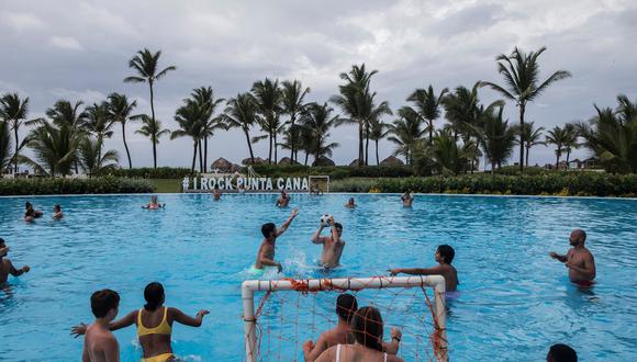 Huéspedes juegan polo acuático en el Hard Rock Hotel y Casino en Punta Cana. La noticia de la muerte de al menos nueve turistas estadounidenses en la República Dominicana en el último año ha aumentado la preocupación de visitar la isla. Foto: