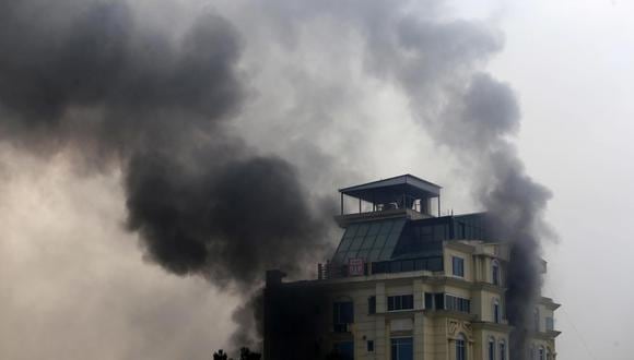 El humo sale de un hotel después de un ataque en Kabul, Afganistán, el 12 de diciembre de 2022. (EFE/EPA/STR).