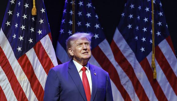 El expresidente de los Estados Unidos, Donald Trump, sube al escenario para hablar sobre política educativa en el Teatro Adler en Davenport, Iowa, el 13 de marzo de 2023. (Foto de KAMIL KRZACZYNSKI / AFP)