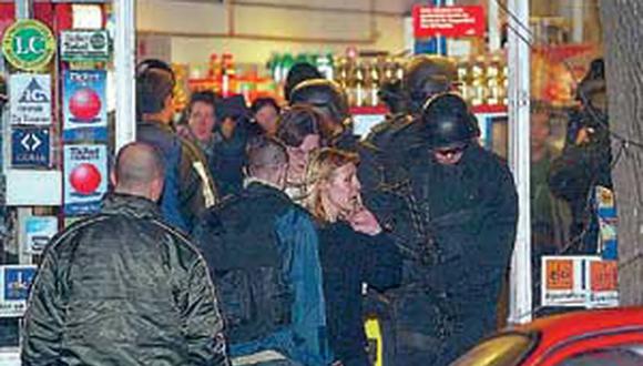 Imagen de hace 20 años, cuando los rehenes eran liberados por la policía tras haber estado secuestrados en un supermercado.