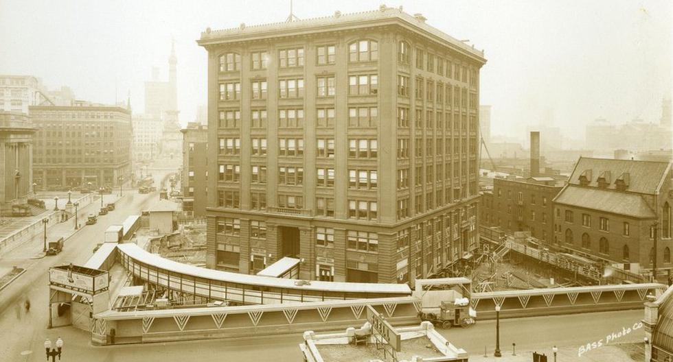 The titanic work to turn a building almost a century ago (and with the workers inside)