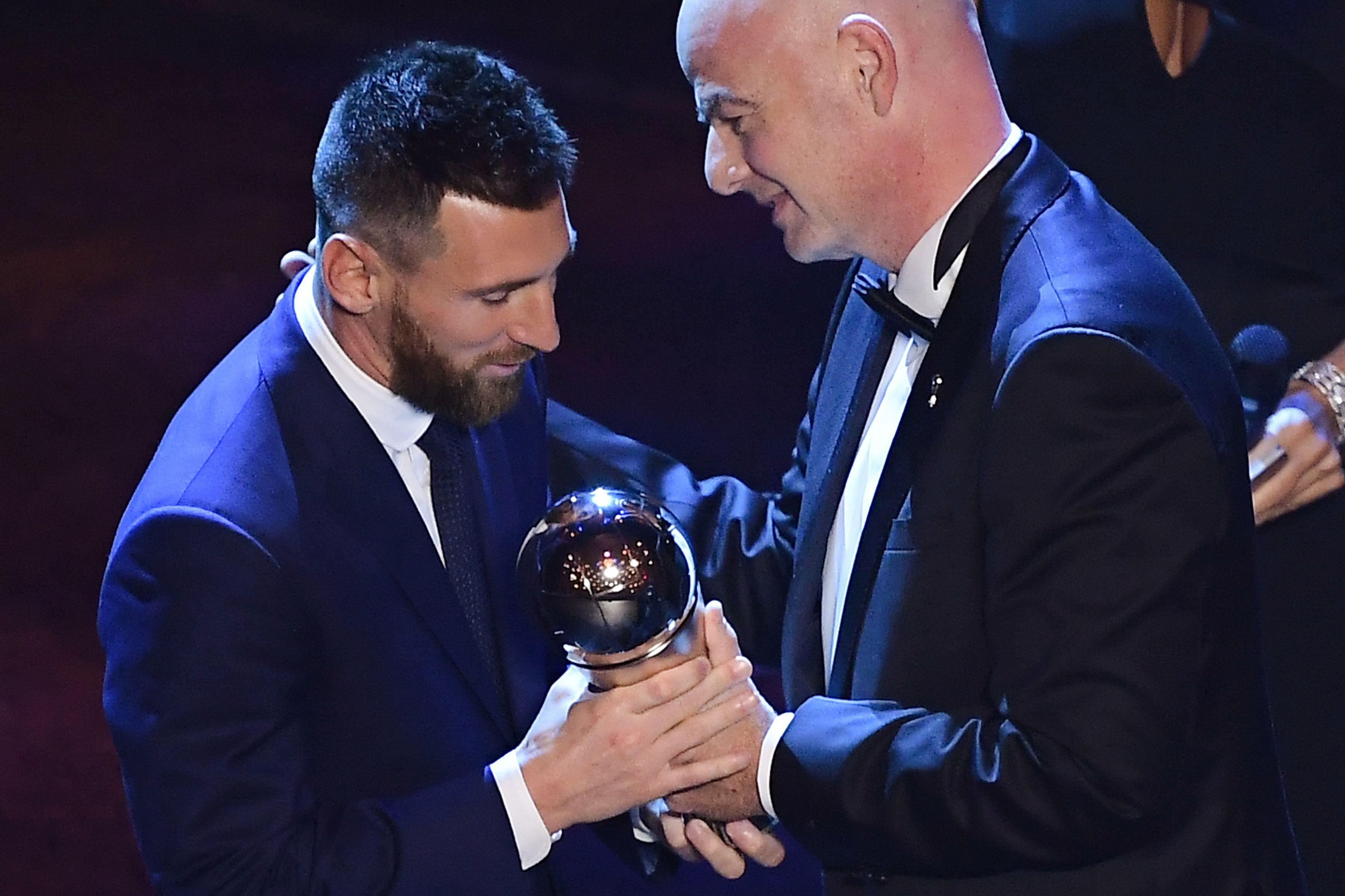 Lionel Messi recibe el premio The Best, como el mejor jugador de la temporada anterior, de manos de Gianni Infantino, presidente de la FIFA. (Foto: AFP / Marco Bertorello)