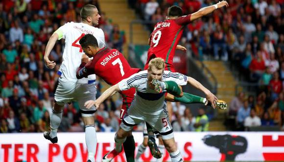 Cristiano Ronaldo le dio un golpe involuntario en la cabeza a Odmar Faero, de Islas Faroe. (Foto: Reuters)