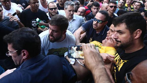 Bolsonaro, quien fue herido en el abdomen, está en el hospital recuperándose de una herida que fue "solo superficial", dijo su hijo.