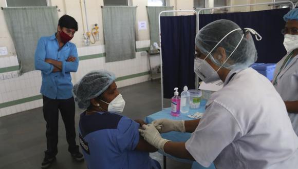 El ejercicio del sábado incluyó la entrada de datos necesarios en una plataforma en línea para monitorear la entrega de la vacuna, junto con pruebas de almacenamiento en frío y arreglos de transporte para la vacuna, dijo el Ministerio de Salud. (Foto: AP/ Mahesh Kumar A.)