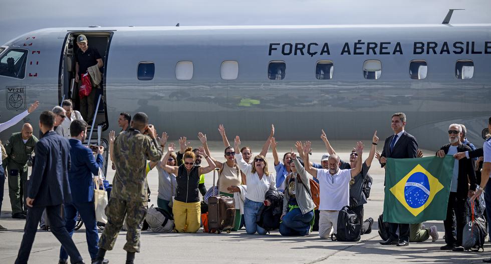 Ciudadanos brasileños que huyen del conflicto entre Israel y Hamás llegan a la base aérea militar brasileña Galeo en Río de Janeiro, Brasil, el 11 de octubre de 2023. (Foto de CARL DE SOUZA / AFP).