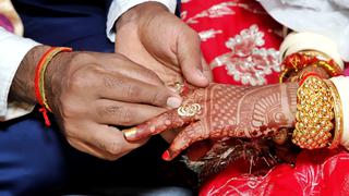 India: Una novia se da a la fuga tras disparar al aire en su boda