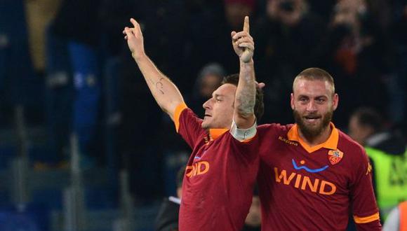 Francesco Totti y Daniele De Rossi jugaron 16 años juntos en la Roma. (Foto: AFP)