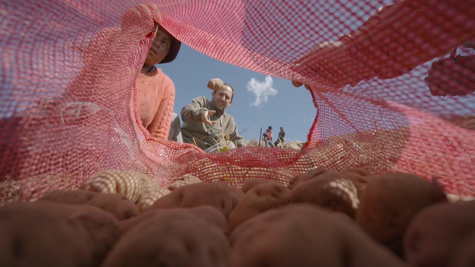 El chef viaja a diferentes regiones del país para conocer a las comunidades de productores.