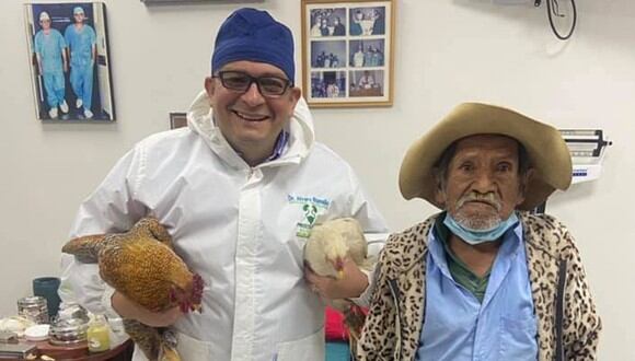 Anciano paga con dos gallinas a doctor por operación y su acto se vuelve viral. (Foto: Alvaro Ramallo Zamora / Facebook)