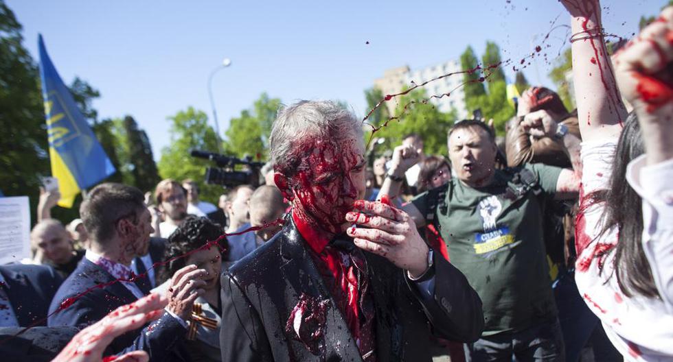 El embajador de Rusia en Polonia, Sergey Andreev, está cubierto con pintura roja en Varsovia, el lunes 9 de mayo de 2022. (Foto AP/Maciek Luczniewski).