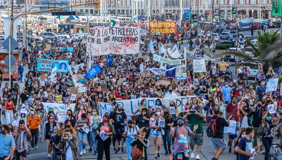 Imagen principal: Organizaciones ambientalistas presentan amparo y medida cautelar contra el Estado Argentino, la Secretaría de Energía de la Nación y el Ministerio de Ambiente de la Nación.