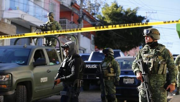 Integrantes del Ejército de México resguardan la zona donde se registró un ataque armado en el municipio de Tlaquepaque, en Jalisco. (Foto referencial, EFE/ Francisco Guasco).