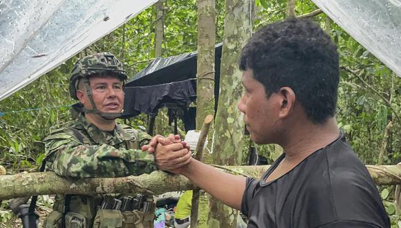 Manuel Ranoque (derecha), padre de los cuatro niños desaparecidos, estrechándole la mano a un miembro del Ejército de Colombia que busca a los niños desaparecidos en la selva amazónica colombiana en el municipio de Solano, departamento. de Caquetá, Colombia. (Foto por Prensa Ejército de Colombia/Ejército de Colombia/AFP)