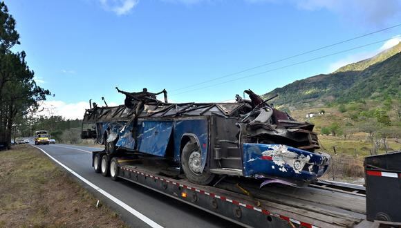 Los restos de un autobús son remolcados después de que se precipitó por un barranco y chocó contra un minibús en Gualaca, Panamá, el 15 de febrero de 2023. (Foto de Luis Acosta / AFP)