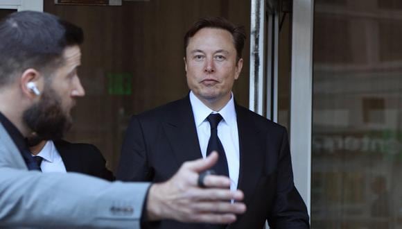 El director ejecutivo de Tesla, Elon Musk, abandona el edificio federal Phillip Burton y el juzgado de EE. UU. para el cuarto día del juicio de la demanda de los accionistas de Tesla contra Musk en San Francisco, California, EE. tuiteó en 2018 que podría privatizar Tesla a 240 dólares estadounidenses la acción, una declaración que provocó volatilidad en el precio de las acciones de la compañía de automóviles eléctricos. (Foto: EFE/EPA/GEORGE NIKITIN)