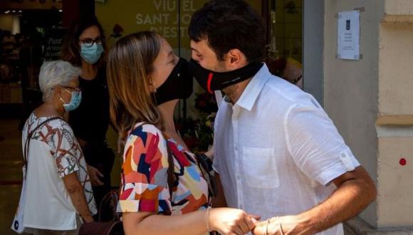 Una pareja celebra un San Jorge aplazado en Barcelona en plena pandemia. (EPA).