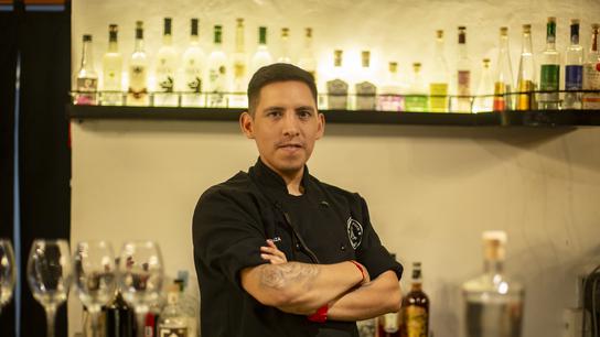 Bartender Enrique Hermoza