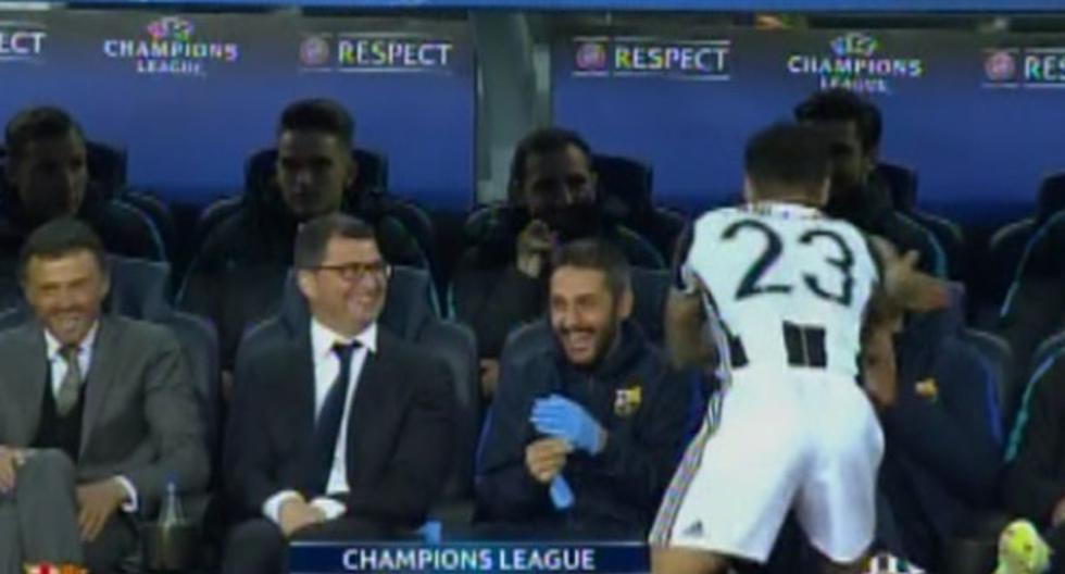 Dani Alves se olvido del juego por unos segundos y pasó por un divertido momento en el Barcelona vs Juventus. (Foto: Captura YouTube)