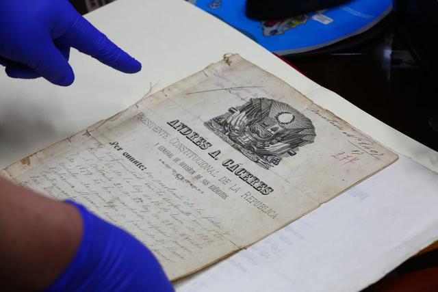 El congresistas Victor Andrés García Belaunde entregó ayer al Archivo General de la Nación dos documentos que habrían sido sustraídos (Foto: Difusión).