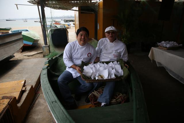 Micha Tsumura y Javier Wong en el Muelle de Chorrillos, en 2015 como parte del concurso del Mejor pan con pescado. (Foto: Alonso Chero)