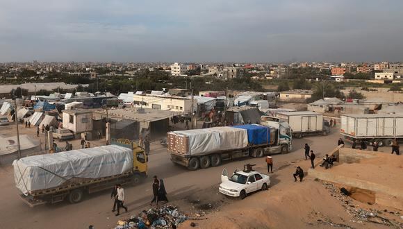Camiones que transportan ayuda humanitaria entran en Rafah, en el sur de la Franja de Gaza, después de cruzar la frontera terminal desde Egipto, el 17 de enero de 2024. (Foto de AFP)